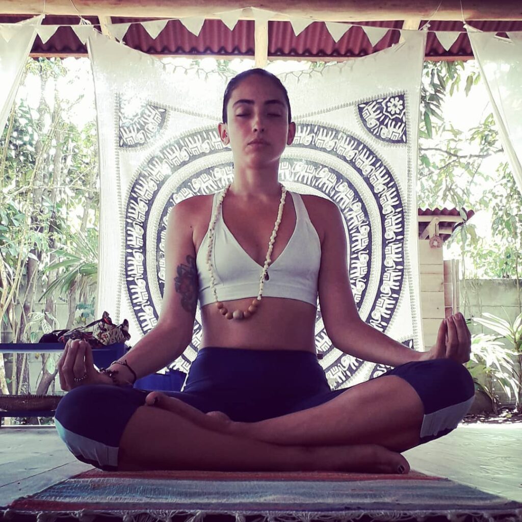 Fabíola Oceano, criadora do blog Triade Alma, em momento de meditação e conexão espiritual.